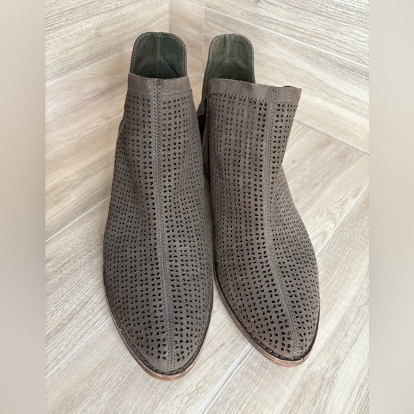 Vince Camuto Peera Khaki Verona ankle Booties Size 5 Dark Brown - Picture 6 of 11